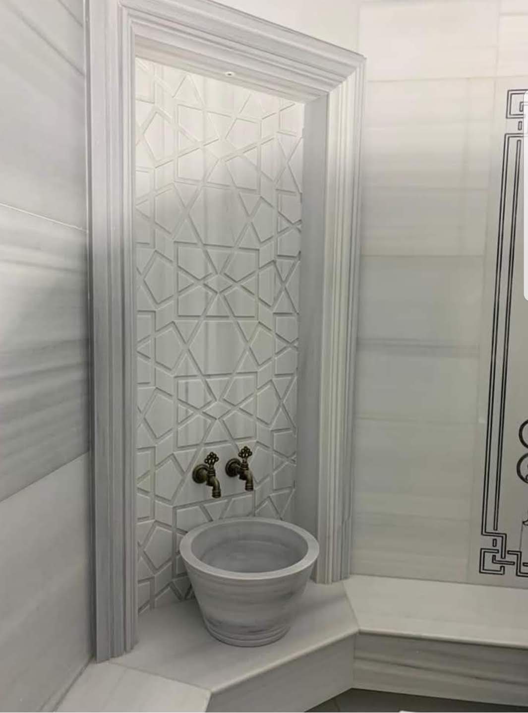 Geometrik kurna nişi: Özel işlenmiş mermer duvar detayı