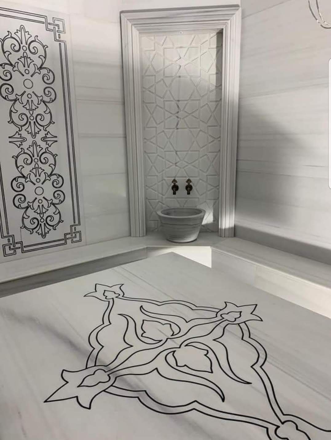 Beyaz mermer hamam: El işçiliği motif ve kurna nişi