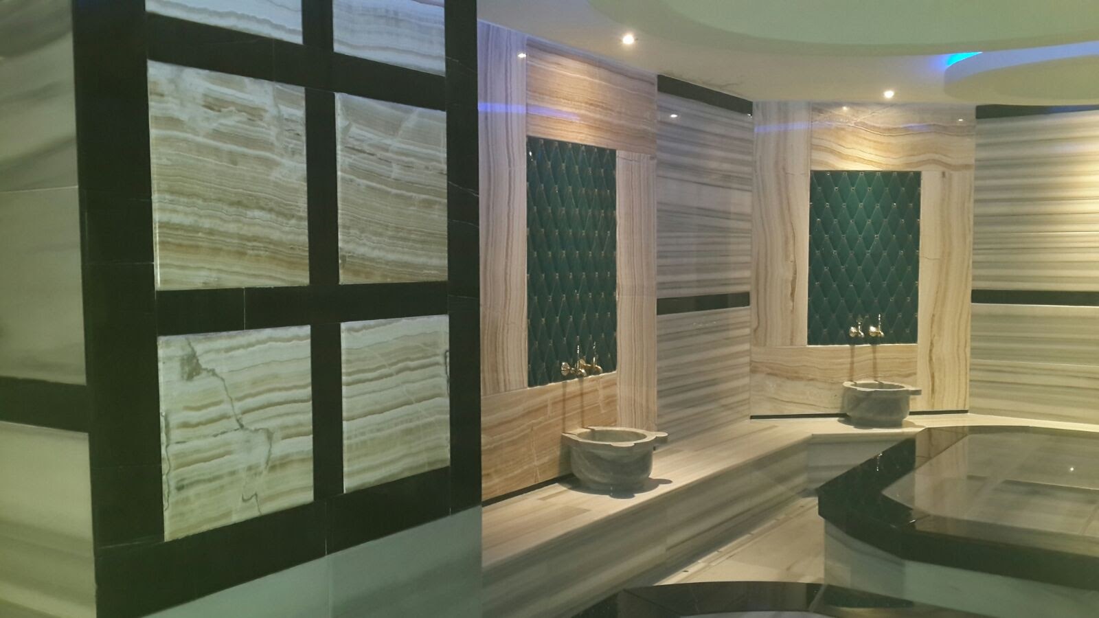 Oniks kaplamalı hamam: Zümrüt cam panolar ve mermer kurna grupları