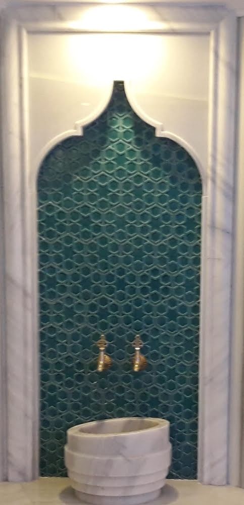 Turkuaz çinili niş ve mermer hamam kurnası