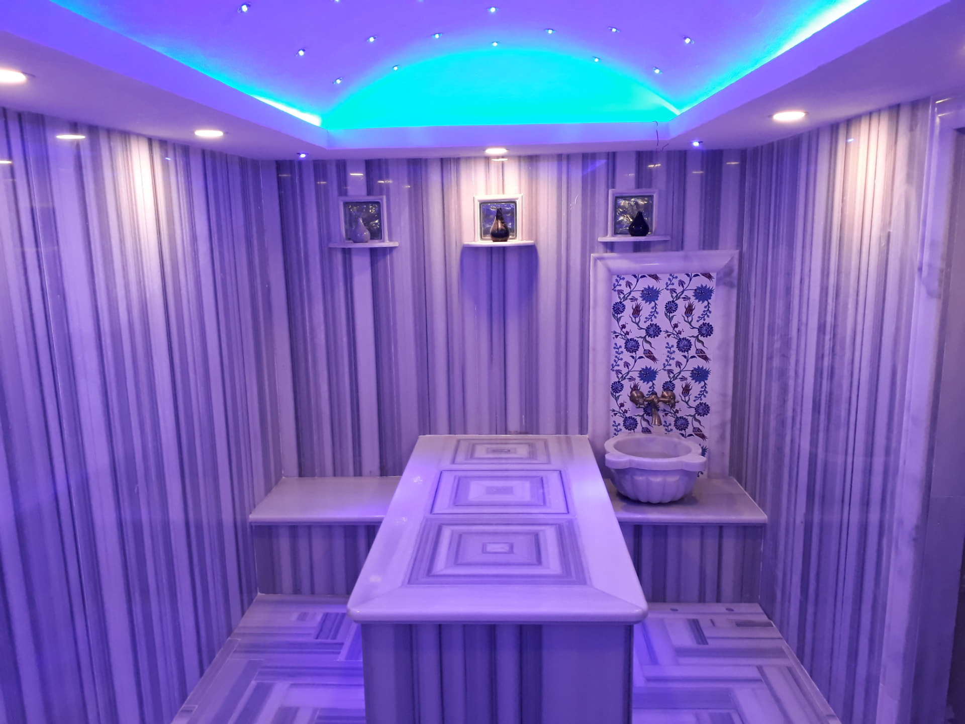 Ustaların mermer hamam montajı yapması