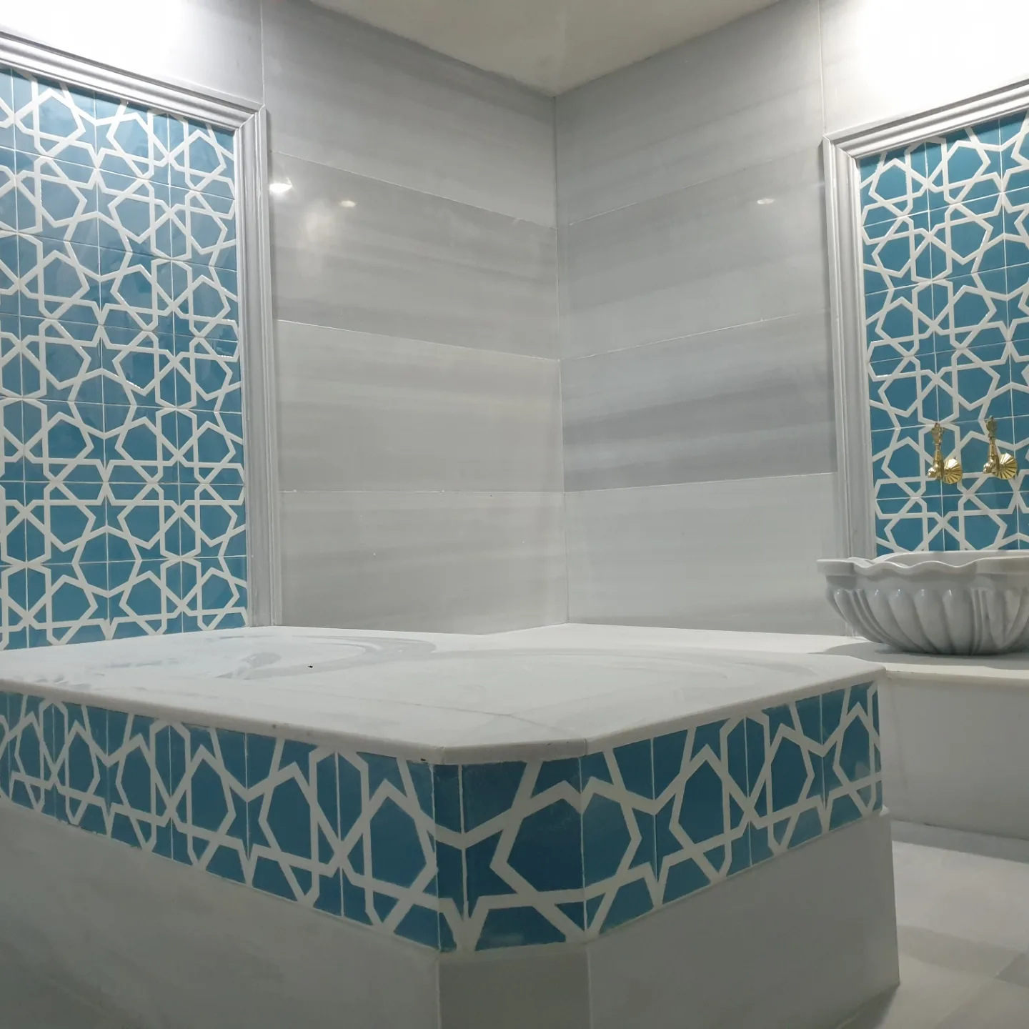 Turkuaz yıldız çinili hamam: Köşeli göbek taşı, çini panolar ve mermer kurna