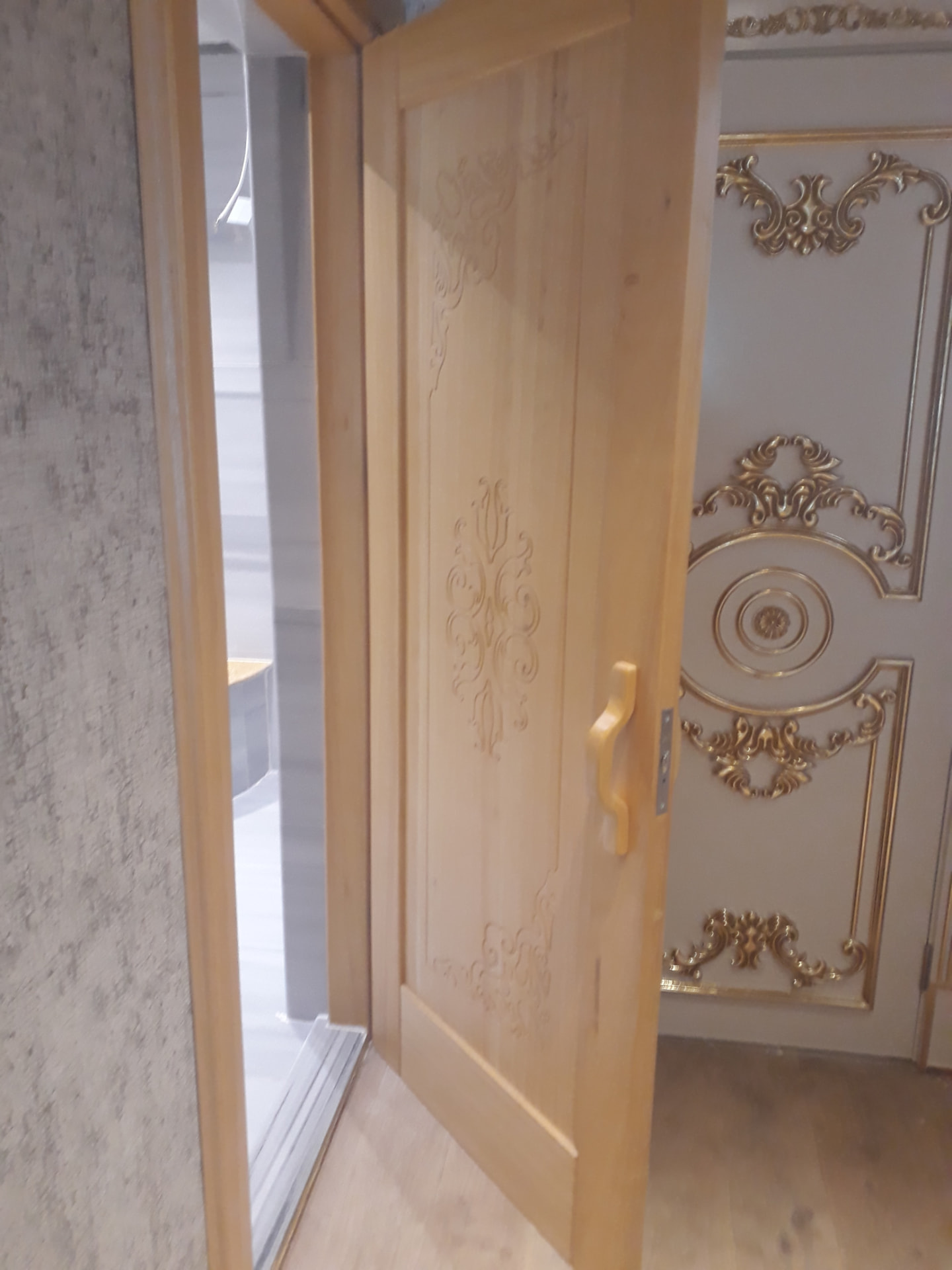 Ustaların ahşap sauna imalatı yapması